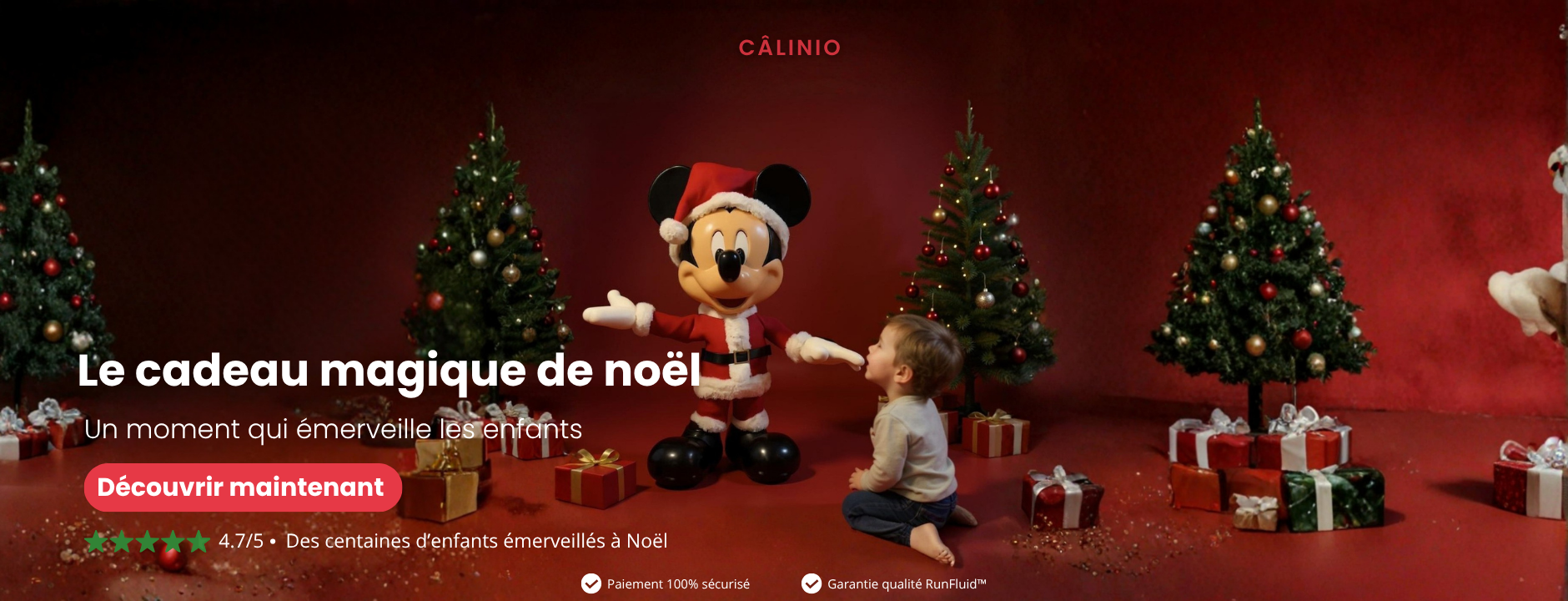 Figurine géante de Noël – ambiance salon, sapin et cadeaux